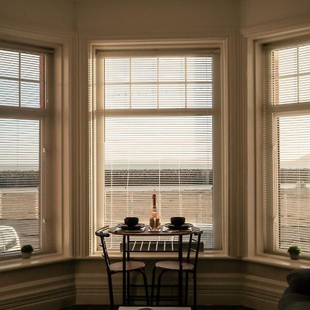 Stunning 2 Bedroom Ground Floor Sea View Apartment Rhôs-on-Sea Buitenkant foto