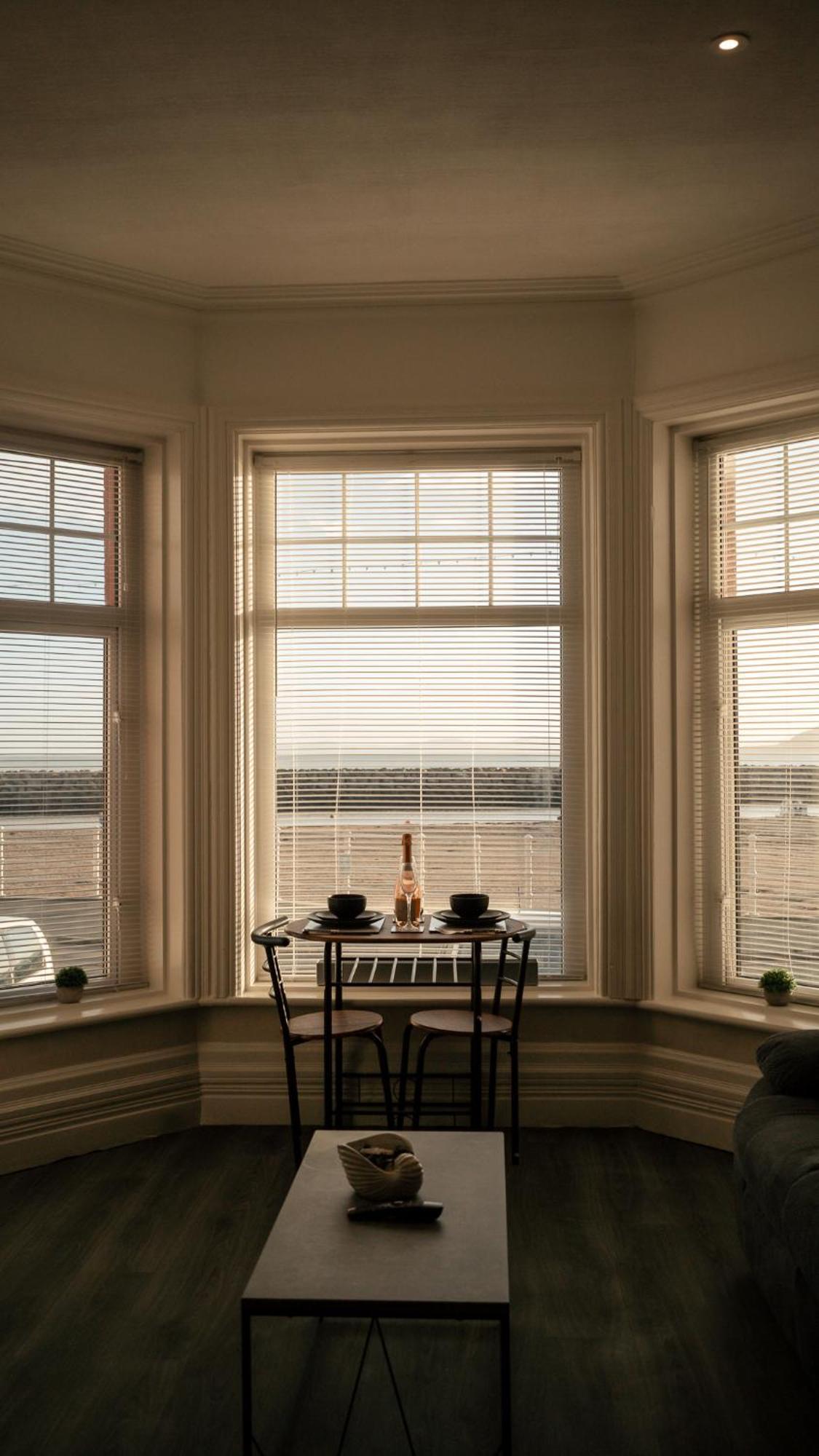 Stunning 2 Bedroom Ground Floor Sea View Apartment Rhôs-on-Sea Buitenkant foto